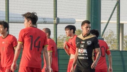 邵佳一国足头号球星诞生！上演连场破门，新世界杯周期主力稳了？|林良铭|热身赛|北京国安|王钰栋|谢文能_新浪体育_新浪新闻