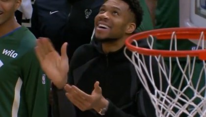 乐鱼体育-亲兄弟连线！字母弟助飞字母哥哥空接暴扣 字母哥场下贼开心！